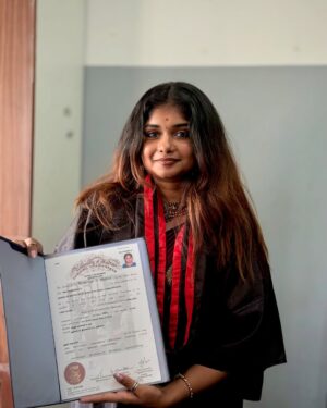Kriti vamshini Instagram - PATTADHAARI👩🏻‍🎓GRADUATED🙂‍↔️❤️

#tamilmuser #dgvc #viscom #graduation