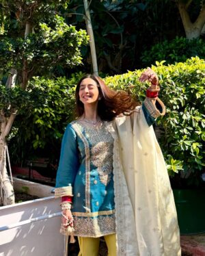 Kritika Avasthi Instagram - My new hobby, dress up & attend weddings 🤣😋
Outfit designed by @labelsnigdhakapoor 
Pc @aman_pandey27_ 

#wedding #weddingseason #shaadi #winter #uttrakhand #weddinginspiration #sharara #blue #limegreen