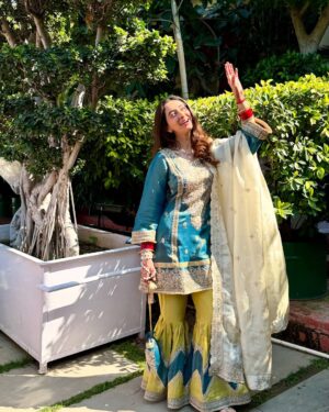 Kritika Avasthi Instagram - My new hobby, dress up & attend weddings 🤣😋
Outfit designed by @labelsnigdhakapoor 
Pc @aman_pandey27_ 

#wedding #weddingseason #shaadi #winter #uttrakhand #weddinginspiration #sharara #blue #limegreen