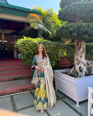 Kritika Avasthi Instagram - My new hobby, dress up & attend weddings 🤣😋
Outfit designed by @labelsnigdhakapoor 
Pc @aman_pandey27_ 

#wedding #weddingseason #shaadi #winter #uttrakhand #weddinginspiration #sharara #blue #limegreen