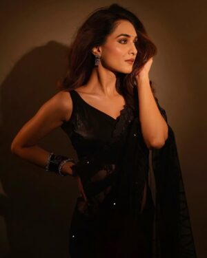 Kritika Singh Yadav Instagram - Back to black ♠️
Captured by @framebywoofy 
Hair & makeup @makeupbyakshar