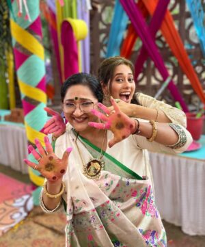 Krutika Desai Khan Instagram - Holi Celebration from the sets of Anupamaa 🎨❤️🌈

#Anupamaa #starplus #dkp #pakhi #krutikadesai #tvshow #happyholi #holicelebration #happiness #love #colour #joy #vibrant #positivevibes #gratitude #spreadlove
