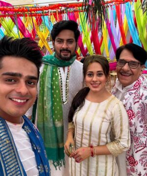 Krutika Desai Khan Instagram - Holi Celebration from the sets of Anupamaa 🎨❤️🌈

#Anupamaa #starplus #dkp #pakhi #krutikadesai #tvshow #happyholi #holicelebration #happiness #love #colour #joy #vibrant #positivevibes #gratitude #spreadlove