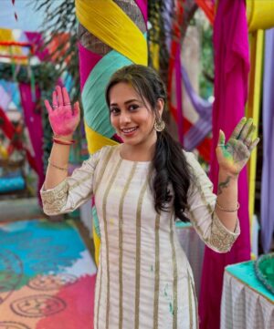 Krutika Desai Khan Instagram - Holi Celebration from the sets of Anupamaa 🎨❤️🌈

#Anupamaa #starplus #dkp #pakhi #krutikadesai #tvshow #happyholi #holicelebration #happiness #love #colour #joy #vibrant #positivevibes #gratitude #spreadlove