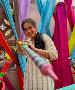 Krutika Desai Khan Instagram - Holi Celebration from the sets of Anupamaa 🎨❤️🌈

#Anupamaa #starplus #dkp #pakhi #krutikadesai #tvshow #happyholi #holicelebration #happiness #love #colour #joy #vibrant #positivevibes #gratitude #spreadlove