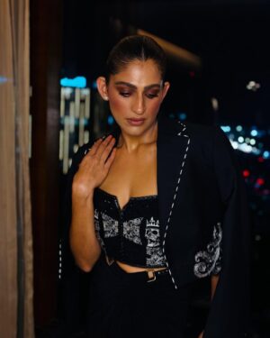 Kubbra Sait Instagram - Last night… 
Hosted an event for @birlaestates and wore my favourites @snbyshantanunikhil requested @leeview_makeup to put my three day unwashed hair into a sexy sleek bun.
It all worked out.
I bought realllllyyy maaad expensive shoes from Aldo, if only I could go without shoes on stage 🫢😉
#PaidToTalk 

#KubbraSait #Host #Actor #Love #Happiness #Joy #India #DelhiNCR #RealEstate #Show