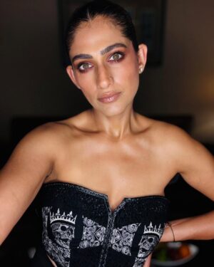 Kubbra Sait Instagram - Last night… 
Hosted an event for @birlaestates and wore my favourites @snbyshantanunikhil requested @leeview_makeup to put my three day unwashed hair into a sexy sleek bun.
It all worked out.
I bought realllllyyy maaad expensive shoes from Aldo, if only I could go without shoes on stage 🫢😉
#PaidToTalk 

#KubbraSait #Host #Actor #Love #Happiness #Joy #India #DelhiNCR #RealEstate #Show