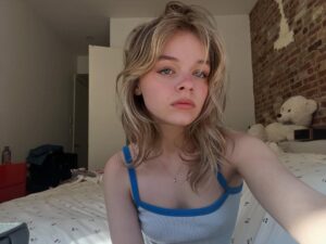 Kylie Rogers Instagram - Melissa said I needed to post this on the feed so .. 🧎‍♀️