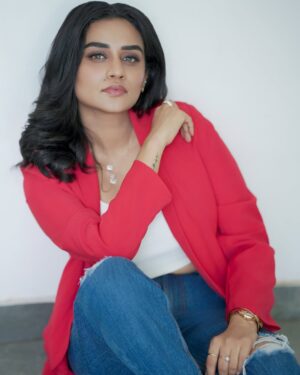 Lakshmi Nakshathra Instagram - A pinch of style, and a whole lot of attitude—that’s what my blazer game is all about 💫

#lakshminakshathra 

📸. @libzalonso 
Muah @asmeena_hayas
Retouch @ajmaltorres 
Styling @stylewithandriya