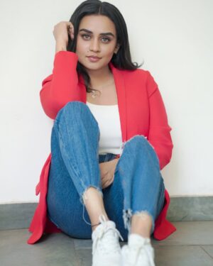 Lakshmi Nakshathra Instagram - A pinch of style, and a whole lot of attitude—that’s what my blazer game is all about 💫

#lakshminakshathra 

📸. @libzalonso 
Muah @asmeena_hayas
Retouch @ajmaltorres 
Styling @stylewithandriya
