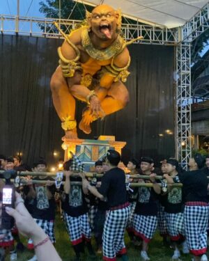 Laksmi De-Neefe Suardana Instagram - Metal concert ❌ Burning Man ❌ but just as loud and full of energy. The electric spirit of the Ogoh-Ogoh parade, where art, culture, community and tradition come alive before Nyepi, Day of Silence! A wholesome tradition for the youth and a reminder for adults to stay young at heart ❤️‍🔥 #ogohogoh #ngerupuk #keepbalinesetraditionalive #menyala 🔥