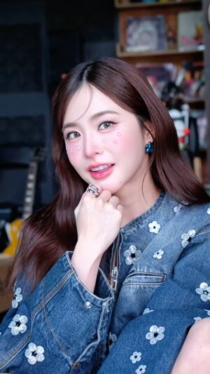 Lapassalan Jiravechsoontornkul Instagram - @wjmild 🌸✨ @marcjacobs 
#onigirimakeup @raviraaaaaaaaaaaa