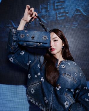 Lapassalan Jiravechsoontornkul Instagram - never throw away my blue jeans👖🌼
@marcjacobs @patluxurygroup 
#MarcJacobsDaisy #TheDualBag
#MarcJacobs #MarcJacobsTH 
#PATLuxuryGroup