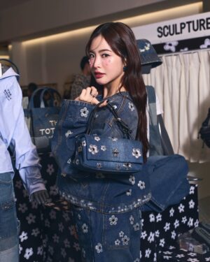 Lapassalan Jiravechsoontornkul Instagram - never throw away my blue jeans👖🌼
@marcjacobs @patluxurygroup 
#MarcJacobsDaisy #TheDualBag
#MarcJacobs #MarcJacobsTH 
#PATLuxuryGroup