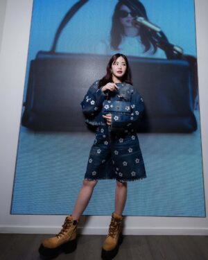 Lapassalan Jiravechsoontornkul Instagram - never throw away my blue jeans👖🌼
@marcjacobs @patluxurygroup 
#MarcJacobsDaisy #TheDualBag
#MarcJacobs #MarcJacobsTH 
#PATLuxuryGroup