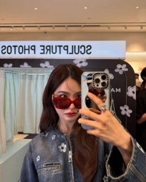 Lapassalan Jiravechsoontornkul Instagram - never throw away my blue jeans👖🌼
@marcjacobs @patluxurygroup 
#MarcJacobsDaisy #TheDualBag
#MarcJacobs #MarcJacobsTH 
#PATLuxuryGroup