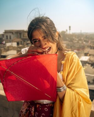 Larissa Dsa Instagram - Kai Po Che 🪁

@larissa_wlc X @haram_khor_ 📸

Kites in the air, joy everywhere,
Uttarayan in Ahmedabad feels so rare.
Good food, kind people, and happy vibes,
This festival fills hearts and brightens lives.

Thank you @living_clicks @bhoommss for all the help 🤗

#uttaryan #kite #gujarat #ahemdabad #india #festival #vibe #explore #postivevibes #makarsankranti