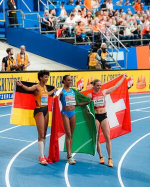 Larissa Iapichino Instagram - CAMPIONESSA EUROPEA INDOOR🥇🥹🌟🩵

La mia gratitudine è inspiegabile in questo momento. 
Vorrei prendere un momento per ringraziare tutti coloro che hanno avuto fiducia in me e non hanno mai smesso di crederci, in particolare: il mio super coach-babbo @giannino1969 , il mio management @jump4excellence @silviasaliti , il mio staff sempre impeccabile, il mio gruppo sportivo @fiammeoroatletica con il suo immancabile sostegno, @diadora  @redbullitalia @wintecare @galileolife.it @gruppo_brandini ed infine la mia famiglia ed i miei amici.
GRAZIE GRAZIE GRAZIE! 🫂