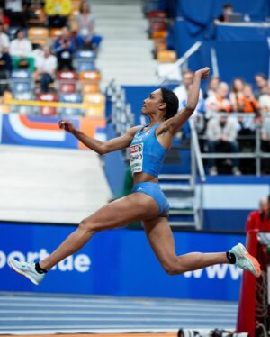 Larissa Iapichino Instagram - CAMPIONESSA EUROPEA INDOOR🥇🥹🌟🩵

La mia gratitudine è inspiegabile in questo momento. 
Vorrei prendere un momento per ringraziare tutti coloro che hanno avuto fiducia in me e non hanno mai smesso di crederci, in particolare: il mio super coach-babbo @giannino1969 , il mio management @jump4excellence @silviasaliti , il mio staff sempre impeccabile, il mio gruppo sportivo @fiammeoroatletica con il suo immancabile sostegno, @diadora  @redbullitalia @wintecare @galileolife.it @gruppo_brandini ed infine la mia famiglia ed i miei amici.
GRAZIE GRAZIE GRAZIE! 🫂