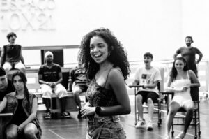 Laura Castro Instagram - algumas fotinhos lindas na sala de ensaio pq semana que vem a gente começa a ensaiar no palco 🩷
📸: @caiogallucci