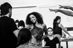 Laura Castro Instagram - algumas fotinhos lindas na sala de ensaio pq semana que vem a gente começa a ensaiar no palco 🩷
📸: @caiogallucci