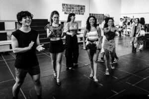 Laura Castro Instagram - algumas fotinhos lindas na sala de ensaio pq semana que vem a gente começa a ensaiar no palco 🩷
📸: @caiogallucci