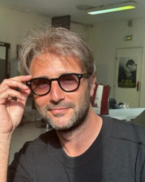 Laura Felpin Instagram - Quelque part dans ces photos il existe un prof de math qui fait également du soutien scolaire gratuitement à domicile. Et aussi un type riche qui a une parapharmacie dans le 6ème et un spa de luxe à Biarritz. 
Il y a un frère de sang. Des réalisateurs qui ne réalisent pas. Des amies qui vous habillent,qui vous coiffent, qui vous maquillent, qui vous cherchent devant chez vous. 
Des partenaires de jeu géniaux. Des Billie qui veulent être mieux aimées et des voitures qui se séparent en deux.La lune et ma mère . 
BREF SAISON 2, c’est dispo sur @disneyplusfr 
Merci pour l’aventure @kyankhojandi @navo_