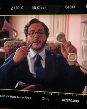 Laura Felpin Instagram - Quelque part dans ces photos il existe un prof de math qui fait également du soutien scolaire gratuitement à domicile. Et aussi un type riche qui a une parapharmacie dans le 6ème et un spa de luxe à Biarritz. 
Il y a un frère de sang. Des réalisateurs qui ne réalisent pas. Des amies qui vous habillent,qui vous coiffent, qui vous maquillent, qui vous cherchent devant chez vous. 
Des partenaires de jeu géniaux. Des Billie qui veulent être mieux aimées et des voitures qui se séparent en deux.La lune et ma mère . 
BREF SAISON 2, c’est dispo sur @disneyplusfr 
Merci pour l’aventure @kyankhojandi @navo_