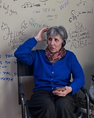 Laura Felpin Instagram - Quelque part dans ces photos il existe un prof de math qui fait également du soutien scolaire gratuitement à domicile. Et aussi un type riche qui a une parapharmacie dans le 6ème et un spa de luxe à Biarritz. 
Il y a un frère de sang. Des réalisateurs qui ne réalisent pas. Des amies qui vous habillent,qui vous coiffent, qui vous maquillent, qui vous cherchent devant chez vous. 
Des partenaires de jeu géniaux. Des Billie qui veulent être mieux aimées et des voitures qui se séparent en deux.La lune et ma mère . 
BREF SAISON 2, c’est dispo sur @disneyplusfr 
Merci pour l’aventure @kyankhojandi @navo_