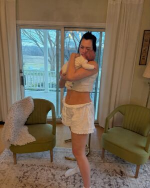 Laura James Instagram - 4 weeks with my little smoosh 🥹🕊️🎀🫶🏻
