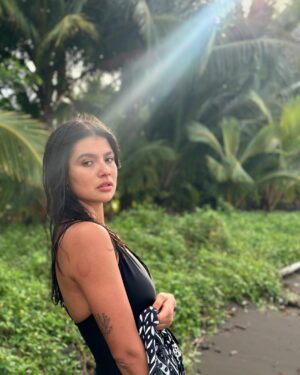 Laura Osma Instagram - Primeros días en @madreaguahotel 
Arusí,
Las olitas surfearlas, el pueblo, las canoas, el sancocho de pescado, mis amigos los grillos, las conchitas rosadas, las sonrisas con matcha y piñas para las niñas ✨🤍
.
Me puedo quedar aquí para siempre?