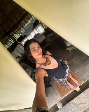 Laura Osma Instagram - Primeros días en @madreaguahotel 
Arusí,
Las olitas surfearlas, el pueblo, las canoas, el sancocho de pescado, mis amigos los grillos, las conchitas rosadas, las sonrisas con matcha y piñas para las niñas ✨🤍
.
Me puedo quedar aquí para siempre?