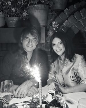 Laura Pausini Instagram - 20 anni insieme e solo alcune delle mie foto preferite con te ❤️ auguri amore 🎸@paolocartaofficial