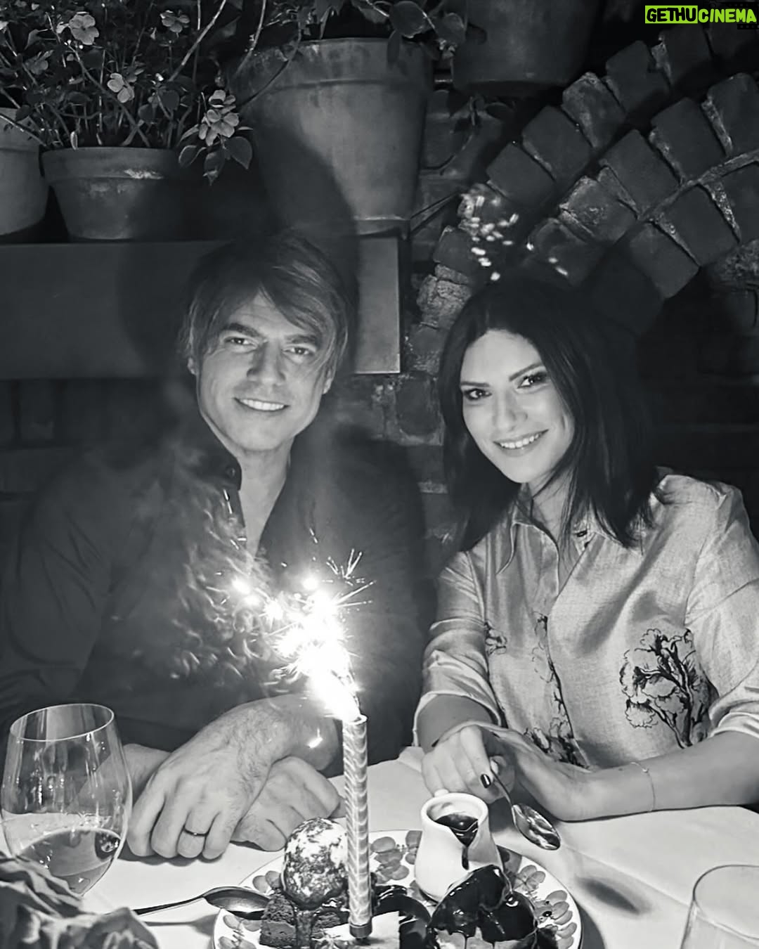 Laura Pausini - 174.3K Likes - 20 anni insieme e solo alcune delle mie foto preferite con te ❤️ auguri amore 🎸@paolocartaofficial