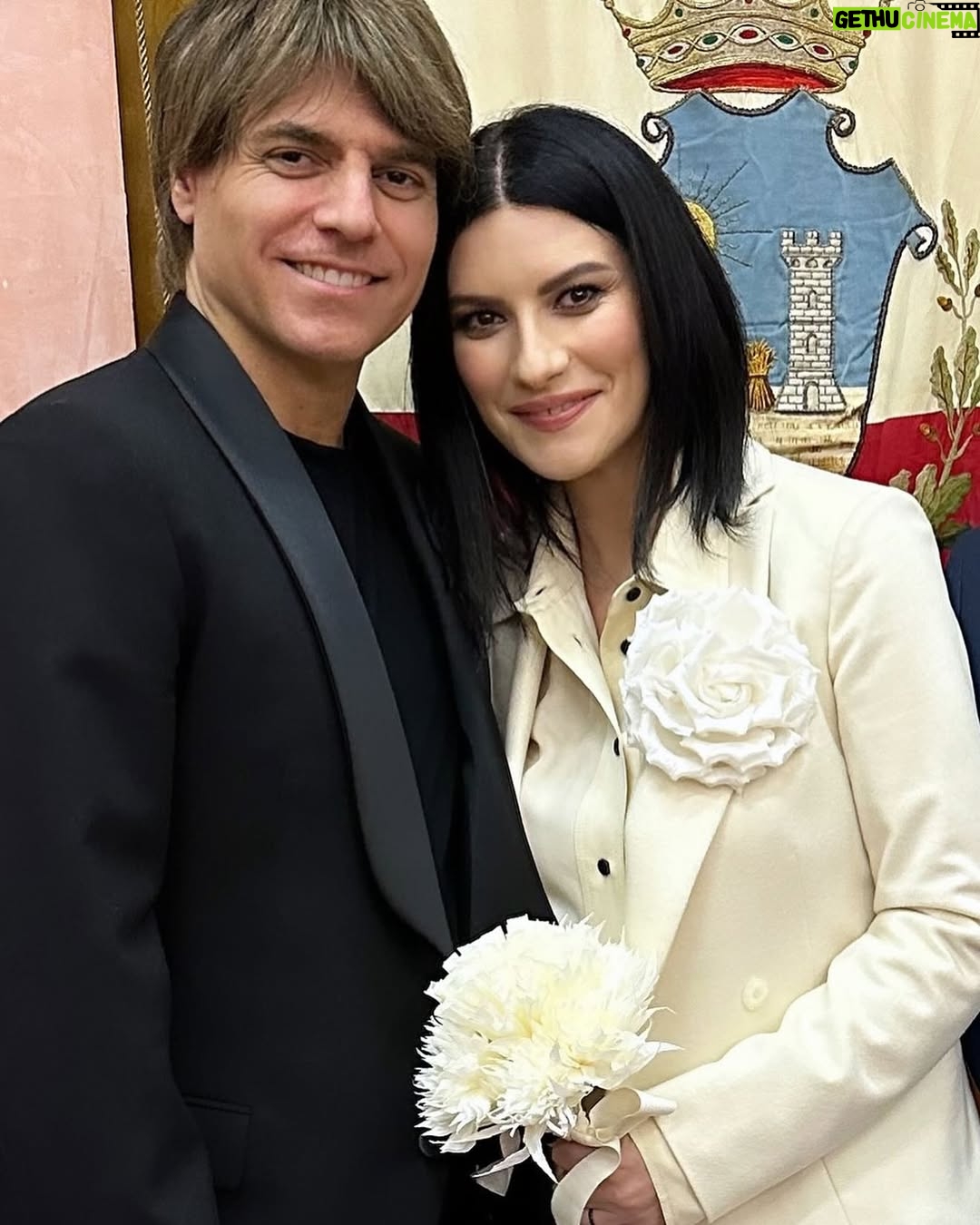 Laura Pausini - 174.3K Likes - 20 anni insieme e solo alcune delle mie foto preferite con te ❤️ auguri amore 🎸@paolocartaofficial