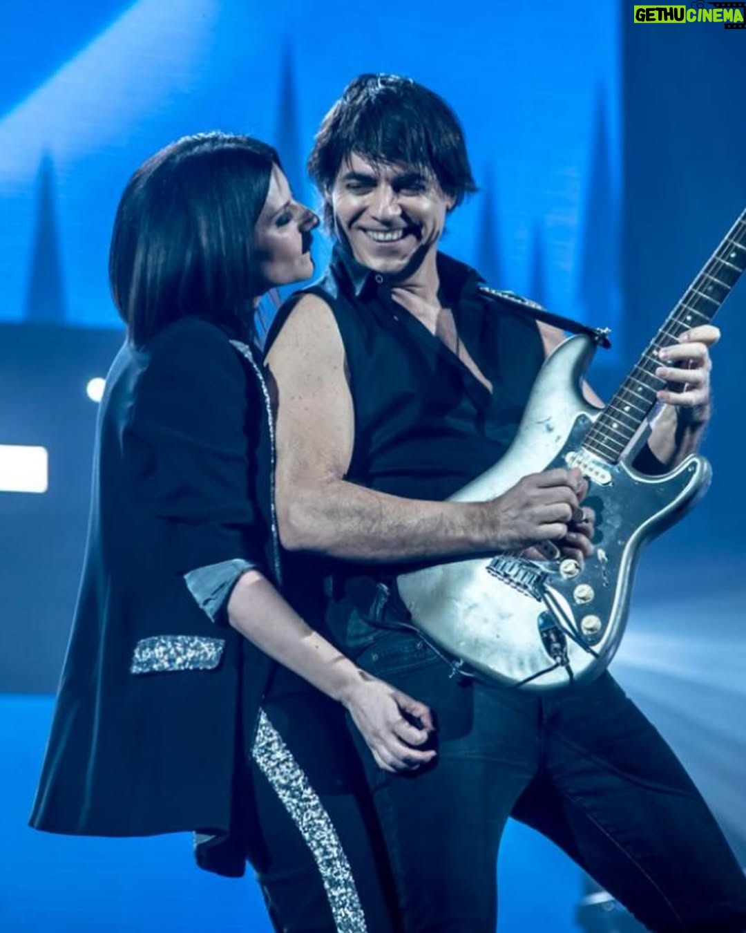 Laura Pausini - 174.3K Likes - 20 anni insieme e solo alcune delle mie foto preferite con te ❤️ auguri amore 🎸@paolocartaofficial