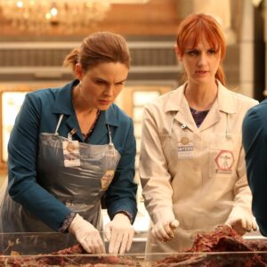 Laura Spencer Instagram - Back in the lab and on your TV tomorrow! #bonesonfox
