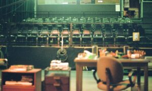 Laura Spencer Instagram - The View from Sheldon's Spot #tbbt 📝 This is half of the live studio audience seating, with the others looking into Penny's apartment and the hallway. Those of you who have packed these seats over the years (and all of you tuning in at home) mean so much to everyone that works on this show. Your laughter fills the space and is absolutely electric. It gives us all the energy to put on a great show! Our audience outside of this space fills us with love via social media and in person, with sweet greetings, warm smiles, and fantastic artwork. Thanks for welcoming me to this incredible show in season 7 and for making me feel right at home! Tune in tonight for The Application Deterioration, and Emily Sweeney's return! 💥 #canonae1