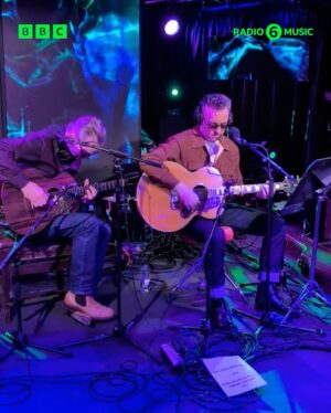 Lauren Laverne Instagram - What a gorgeous session from @richardhawley ✨

Listen to the session and his chat with Lauren on @bbcsounds and on your Smart Speaker