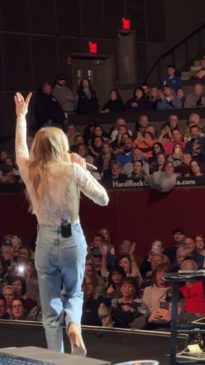 LeAnn Rimes Instagram - when in tulsa…

it wouldn’t be a show of mine if we didn’t decide to learn a song, 5 minutes before going on stage. and being in tulsa and all, i couldn’t resist… even if i had to use my phone for lyrics. this song had to be sung! thanks for always going along with the setlist chaos @gmhmusic 😂 

we had the best first show of 2025! thank you to everyone for join us. texas, i’m on my way 🤍

#whenintulsa #tulsatime #donwilliams