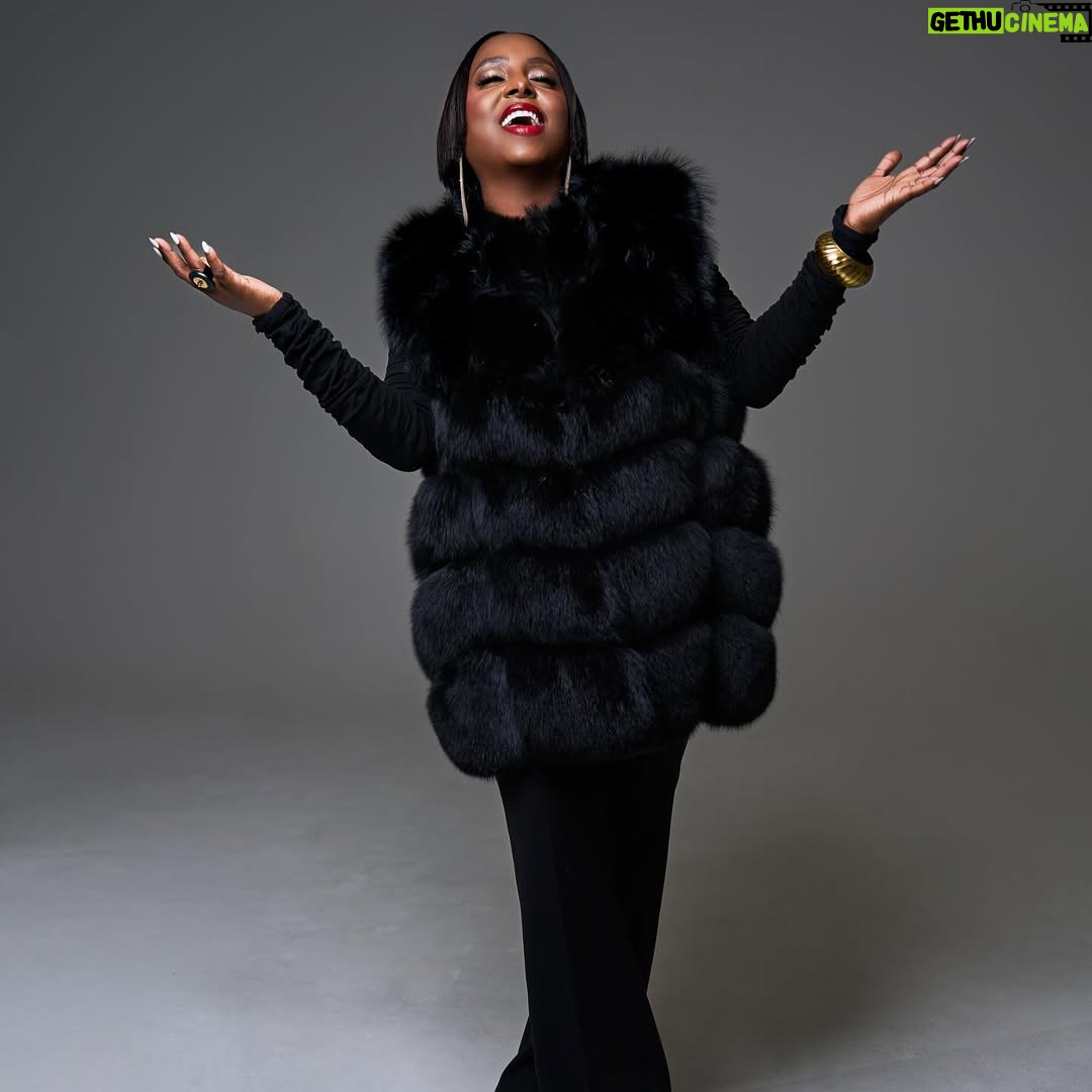 Ledisi - 3.7K Likes - Planning this tour. I wanna hear from you. Let me know below what you want to hear from my music catalog. We’re looking 👀. Definitely performing New Music from my next project “The Crown” Coming Spring 2025. Thanks for supporting the two new singles “Love You Too” and “BLKWMN” Thank you @pandora and @tidal for featuring my music! Hang in there y’all! Have a great week. ✨
📷 @rontyoung
Styling @nonjamckenzie
Hair @therealsirtony
MUA @kymmyizabeauty
ATD: @toybently