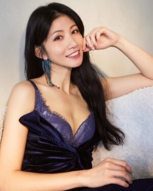 Lee Chien-Na Instagram - 找到適合自己的內衣❤️
就像遇見懂你的朋友
黛莉貝爾的絮羽睫毛蕾絲養脂®內衣
細緻的睫毛蕾絲設計優雅而柔美
專利養脂罩杯貼合胸型
提供支撐的同時勾勒自然曲線
讓我穿上後無論何時都能散發自信與優雅

到門市體驗養脂內衣時
別忘了試試他們家的 #AI智能體態管理儀！
透過AI體態檢測了解自身身形數據、體態狀況
並定期追蹤數據
找到適合的內衣協助調整體態
打造迷人曲線

👉千娜推薦款: https://db-bra.tw/na絮羽睫毛蕾絲養脂內衣

👉預約門市體驗: https://db-bra.tw/na立即預約
@dailybelle_official