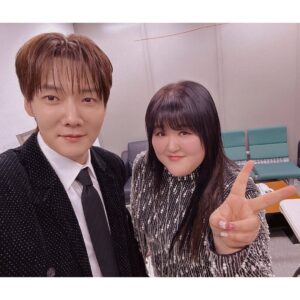 Lee Gook-ju Instagram - 칭구야 우수상 축하해!!!
어제 스비스 연예대상에서 유일한 친구 🤣
축하무대 하고 오느라 앞에는 못찍었다 아까비!!!!!
2025년은 더예쁜 꽃길 걷자💐
#2024SBS연예대상 #최진혁 #이국주