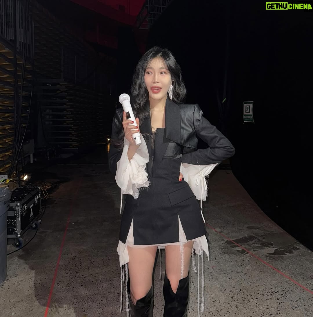 Lee Hae-ri - 31.8K Likes - 사진이 좀 많은댑🫣
다들 잘 쉬고 있어요??
저는 푹푹 쉬고 있어요
많이 먹고 많이 잘 거예요
모두 연휴에 맛있는 것도 먹고
최대한 적게 움직이고
돼해 복 많이 받아요💕
.
.
.
곧 유튭 업로드도 해볼게요!!!!와하하
하이팅!!!!