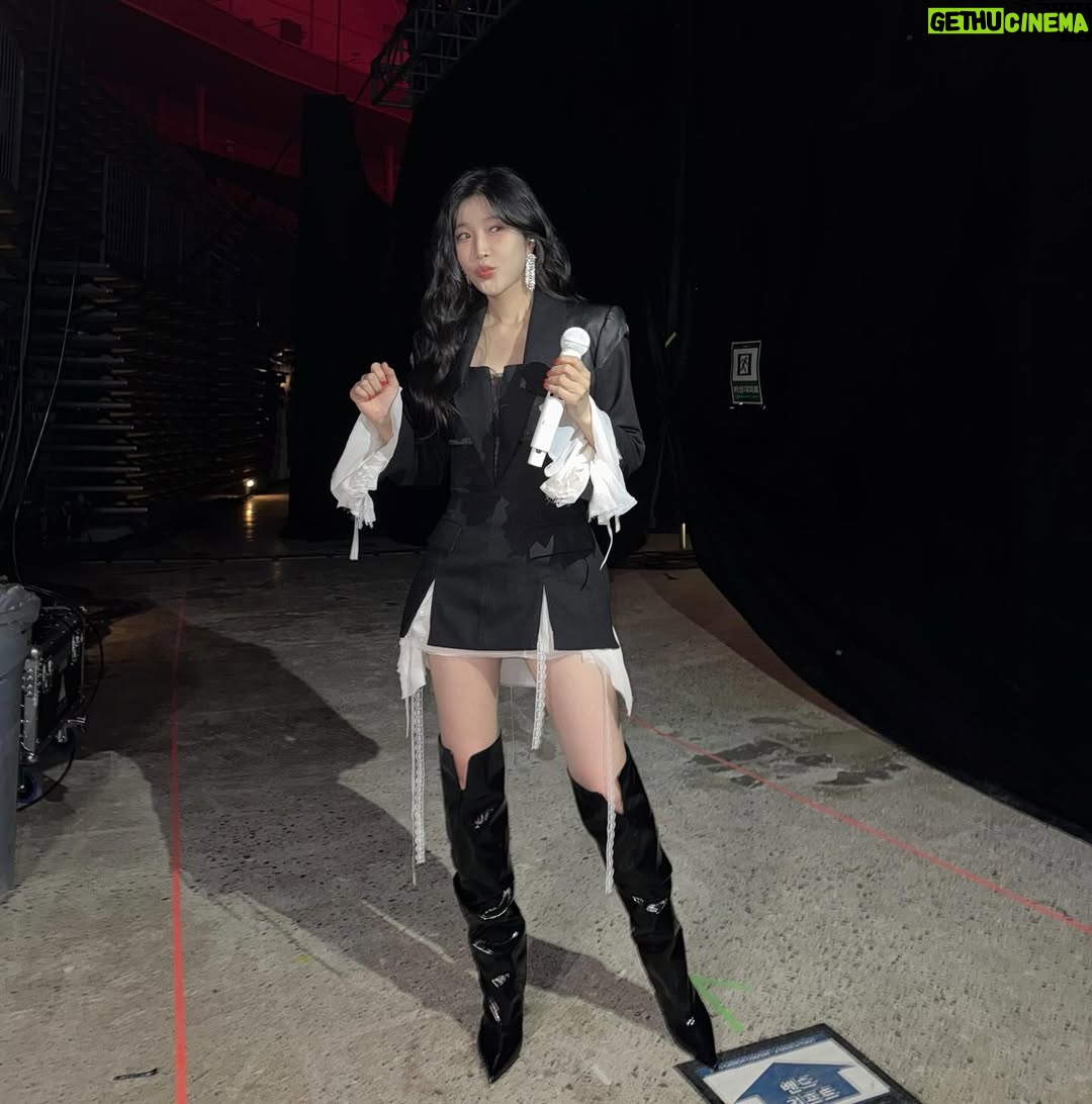 Lee Hae-ri - 31.8K Likes - 사진이 좀 많은댑🫣
다들 잘 쉬고 있어요??
저는 푹푹 쉬고 있어요
많이 먹고 많이 잘 거예요
모두 연휴에 맛있는 것도 먹고
최대한 적게 움직이고
돼해 복 많이 받아요💕
.
.
.
곧 유튭 업로드도 해볼게요!!!!와하하
하이팅!!!!