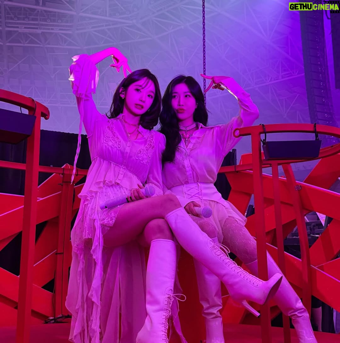 Lee Hae-ri - 31.8K Likes - 사진이 좀 많은댑🫣
다들 잘 쉬고 있어요??
저는 푹푹 쉬고 있어요
많이 먹고 많이 잘 거예요
모두 연휴에 맛있는 것도 먹고
최대한 적게 움직이고
돼해 복 많이 받아요💕
.
.
.
곧 유튭 업로드도 해볼게요!!!!와하하
하이팅!!!!