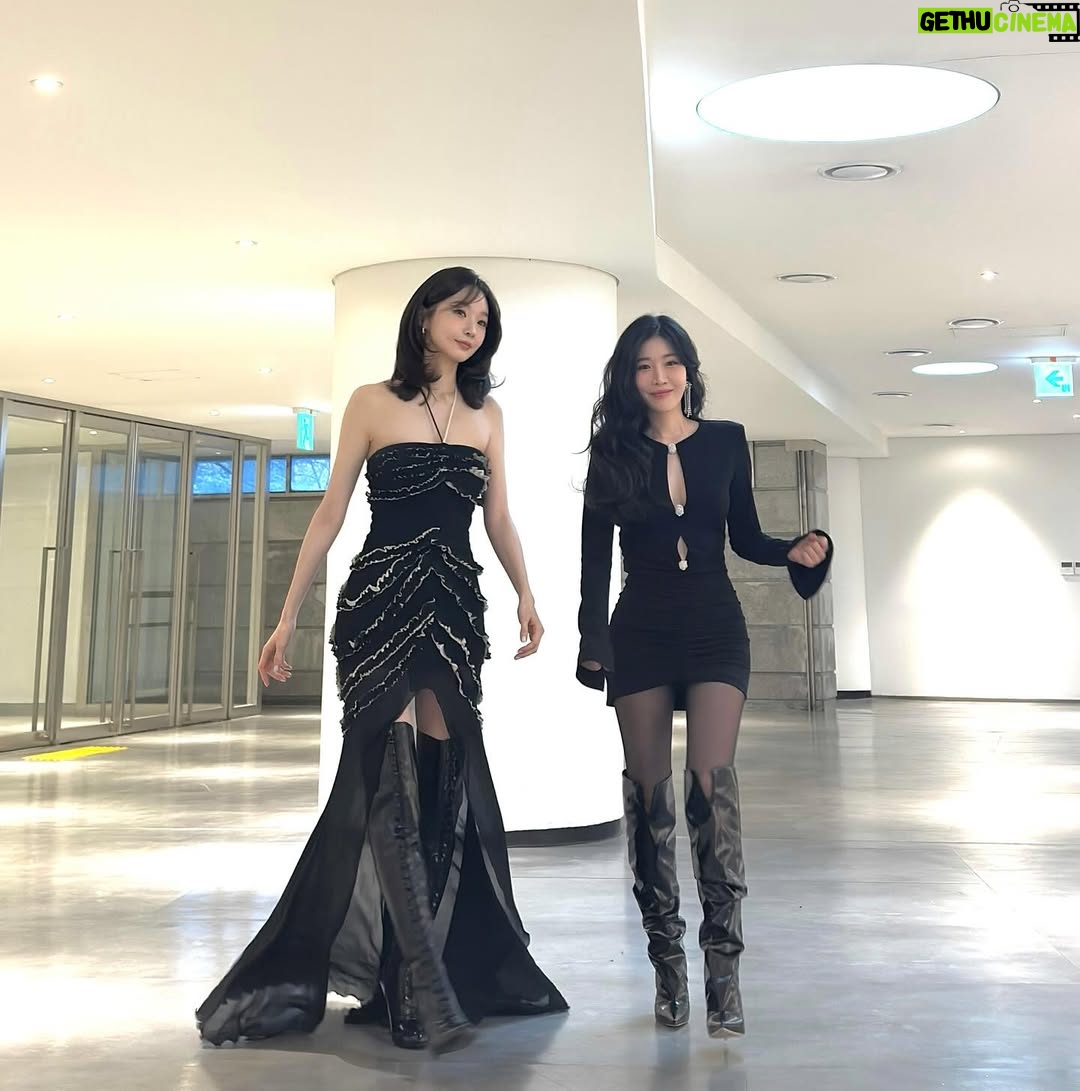 Lee Hae-ri - 31.8K Likes - 사진이 좀 많은댑🫣
다들 잘 쉬고 있어요??
저는 푹푹 쉬고 있어요
많이 먹고 많이 잘 거예요
모두 연휴에 맛있는 것도 먹고
최대한 적게 움직이고
돼해 복 많이 받아요💕
.
.
.
곧 유튭 업로드도 해볼게요!!!!와하하
하이팅!!!!