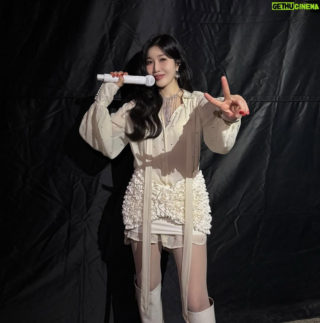 Lee Hae-ri - 31.8K Likes - 사진이 좀 많은댑🫣
다들 잘 쉬고 있어요??
저는 푹푹 쉬고 있어요
많이 먹고 많이 잘 거예요
모두 연휴에 맛있는 것도 먹고
최대한 적게 움직이고
돼해 복 많이 받아요💕
.
.
.
곧 유튭 업로드도 해볼게요!!!!와하하
하이팅!!!!