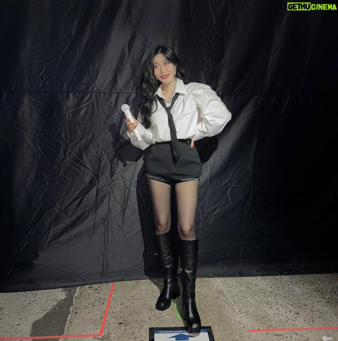 Lee Hae-ri - 31.8K Likes - 사진이 좀 많은댑🫣
다들 잘 쉬고 있어요??
저는 푹푹 쉬고 있어요
많이 먹고 많이 잘 거예요
모두 연휴에 맛있는 것도 먹고
최대한 적게 움직이고
돼해 복 많이 받아요💕
.
.
.
곧 유튭 업로드도 해볼게요!!!!와하하
하이팅!!!!
