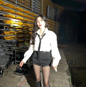 Lee Hae-ri Instagram - 사진이 좀 많은댑🫣
다들 잘 쉬고 있어요??
저는 푹푹 쉬고 있어요 
많이 먹고 많이 잘 거예요
모두 연휴에 맛있는 것도 먹고 
최대한 적게 움직이고 
돼해 복 많이 받아요💕
.
.
.
곧 유튭 업로드도 해볼게요!!!!와하하
하이팅!!!!